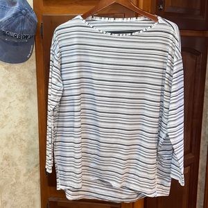 0721 Lululemon women’s light breezy shirt size 8
